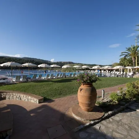 Sleeps 2 Pool Wifi Apartman